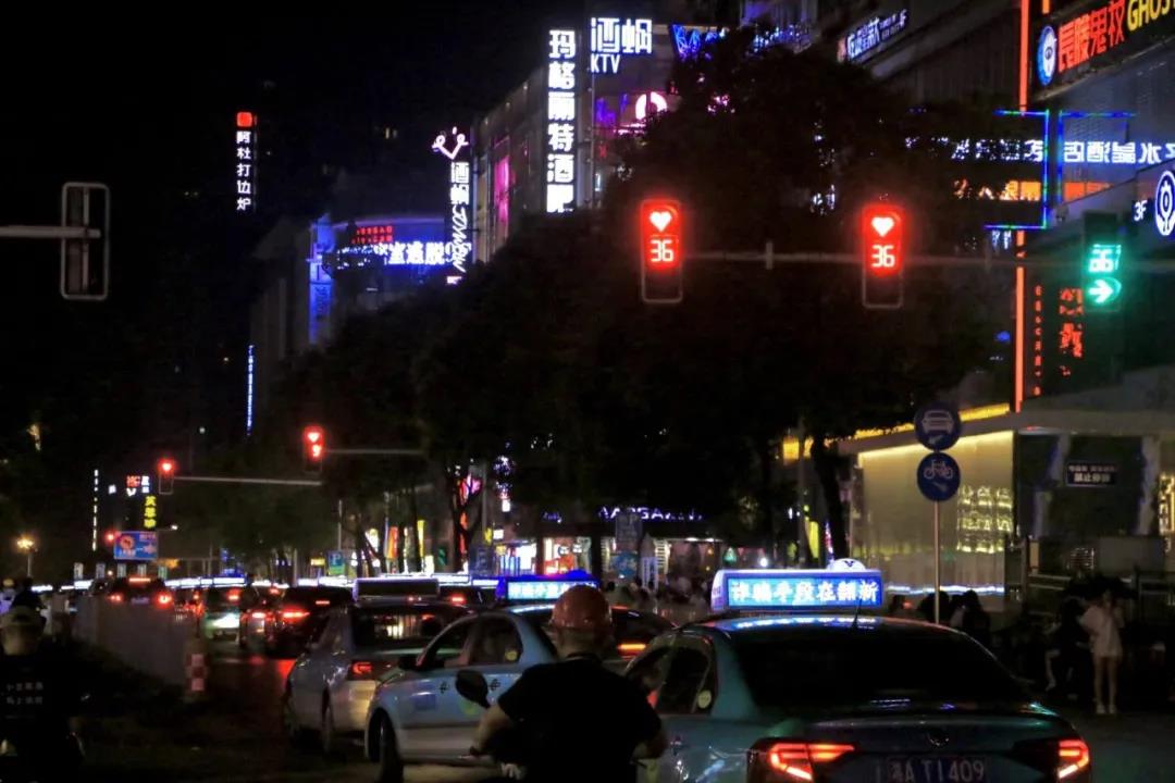 七夕長沙，愛心紅綠燈正在上演！